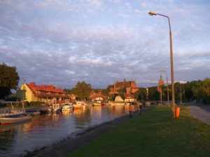 Der Hafen von Frombork im Abendlicht