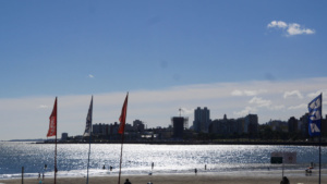 Blick von der Rambla auf Montevideo Skyline